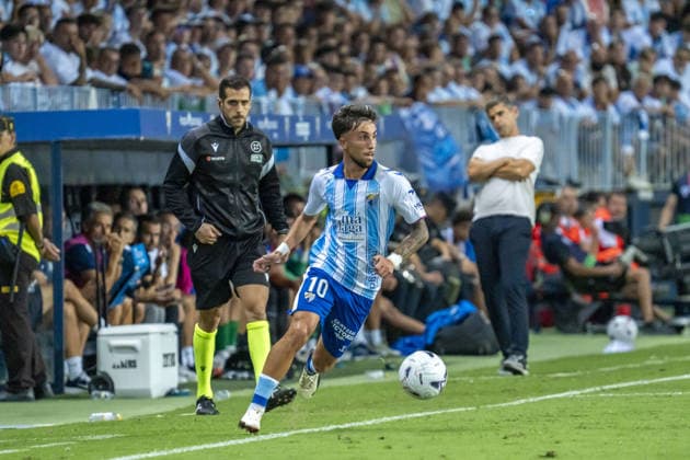 MALAGA, SPAIN - AUGUST 24: David Larrubia (N10) runs with the ball during La Liga match between Malaga and Deportivo de la Coruna at the Estadio de la Rosaleda on the 24th of august, 2026 in Malaga, Spain  Copyright: xAndresxLopezxSheridanxx xSPPx Sportspressphoto_SPR215221