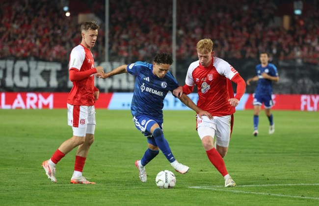 240826 Halle Saale Sachsen Anhalt Fußball Hallescher FC Halle HFC Regionalliga Nordost 4. Liga Männer Saison 2026 2027 1. Runde DFB Pokal HFC - Schalke 04 Julien Damelang (Hallescher FC) Soufiane El-Faouzi (Schalke 04) 04) Lennard Becker (Hallescher FC) *** 240826 Halle, Saale, Saxony-Anhalt; Sports; Soccer; Hallescher FC; Halle; HFC; Northeast Regional League; 4th Division; Men; 2026–2027 Season; 1st Round of the DFB Cup; HFC Schalke 04; Julien Damelang; Hallescher FC; Soufiane El Faouzi; Schalke 04 04 Lennard Becker Hallescher FC