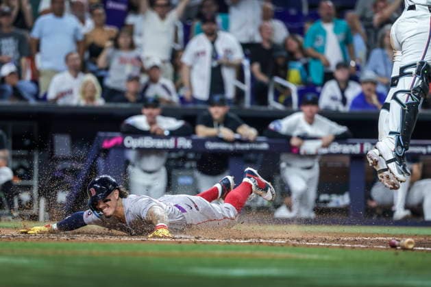 MLB, Baseball Herren, USA - Miami Marlins vs. Boston Red Sox Boston Red Sox left fielder Jarren Duran dives into home plate scoring a run during the Major League Baseball (MLB) game between the Miami Marlins and the Boston Red Sox in Miami, Florida, USA, 24 August 2026. MIAMI FLORIDA United States  Copyright: xCRISTOBALxHERRERA-ULASHKEVICHx