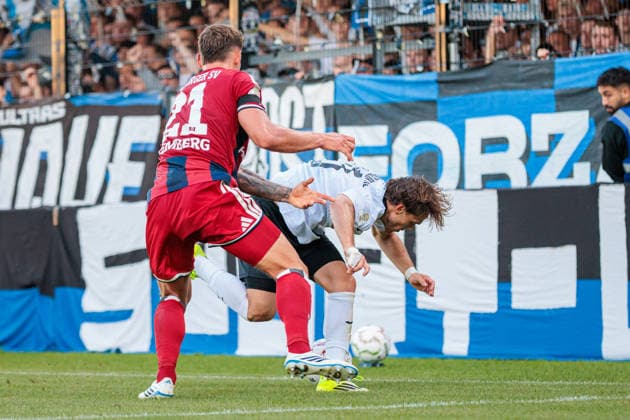 (L-R) Nicolai Remberg (Hamburger SV, 21) im Zweikampf mit Mika Clausen (SC Verl, 21) GER, SC Verl vs. Hamburger SV, Fussball, DFB-Pokal, 1. Runde, Spielzeit 2026 2027, 24.08.2026 DFL Regulations prohibit any use of photographers as image sequences and or quasi-video. GER, SC Verl vs. Hamburger SV, Fussball, DFB-Pokal, 1. Runde, Spielzeit 2026 2027, 24.08.2026 Verl *** L R Nicolai Remberg, Hamburger SV, 21, in a tackle with Mika Clausen, SC Verl, 21, GER, SC Verl vs. Hamburger SV, Soccer, DFB Cup, 1st Round, 2026–2027 Season, August 24, 2026 DFL regulations prohibit any use of photographers’ images as image sequences and or quasi-video GER, SC Verl vs. Hamburger SV, Soccer, DFB Cup, Round 1, 2026–2027 season, August 24, 2026 Verl Copyright: xEibner-Pressefoto JanxRollingerx EP_JSK