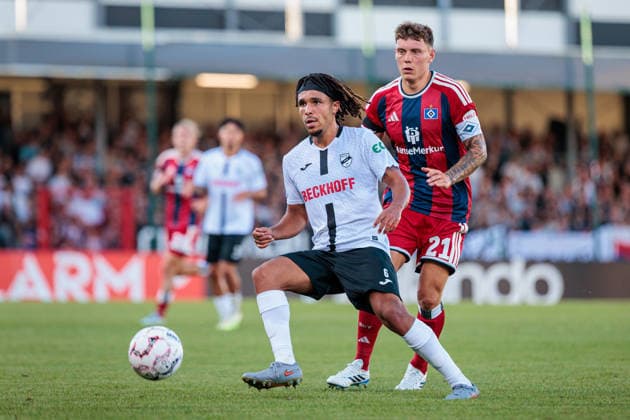 (L-R) Joshua Eze (SC Verl, 06), Nicolai Remberg (Hamburger SV, 21) GER, SC Verl vs. Hamburger SV, Fussball, DFB-Pokal, 1. Runde, Spielzeit 2026 2027, 24.08.2026 DFL Regulations prohibit any use of photographers as image sequences and or quasi-video. GER, SC Verl vs. Hamburger SV, Fussball, DFB-Pokal, 1. Runde, Spielzeit 2026 2027, 24.08.2026 Verl *** L R Joshua Eze, SC Verl, 06; Nicolai Remberg, Hamburger SV, 21 (GER); SC Verl vs. Hamburger SV, Soccer, DFB Cup, 1st Round, 2026–2027 Season, August 24, 2026 DFL regulations prohibit any use of photographs as image sequences and or quasi-video GER, SC Verl vs. Hamburger SV, Soccer, DFB Cup, Round 1, 2026–2027 season, August 24, 2026 Verl Copyright: xEibner-Pressefoto JanxRollingerx EP_JSK