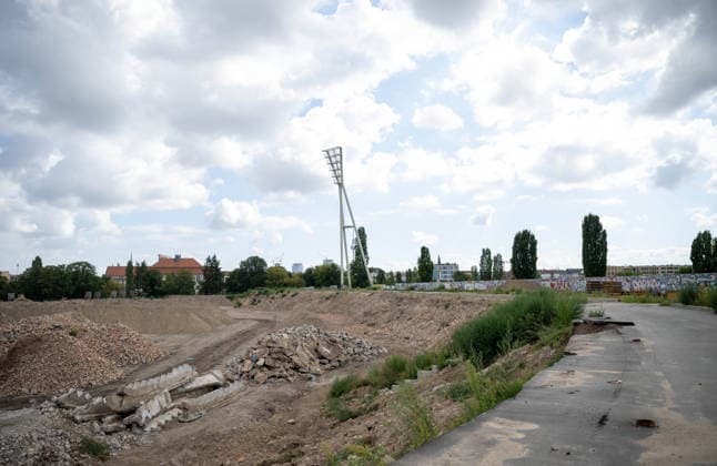 Fußball Saison 2026 2027, Presserundgang im Friedrich-Ludwig-Jahn-Sportpark, der zu einem inklusiven Sportpark ausgebaut wird, im Bild: Übersicht mit Resten der Berliner Mauer, 24.08. 2026, *** Soccer, 2026–2027 season, press tour at the Friedrich Ludwig Jahn Sportpark, which is being expanded into an inclusive sports complex; pictured: an overview showing remnants of the Berlin Wall, August 24, 2026, Copyright: xMatthiasxKochx
