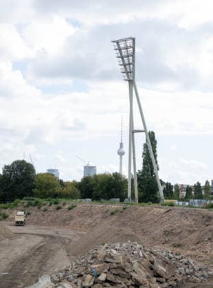 Fußball Saison 2026 2027, Presserundgang im Friedrich-Ludwig-Jahn-Sportpark, der zu einem inklusiven Sportpark ausgebaut wird, im Bild: Flutlicht und Reste der Berliner Mauer, 24.08. 2026, *** Soccer, 2026–2027 Season, press tour of the Friedrich Ludwig Jahn Sportpark, which is being expanded into an inclusive sports complex; pictured: floodlights and remnants of the Berlin Wall, August 24, 2026, Copyright: xMatthiasxKochx