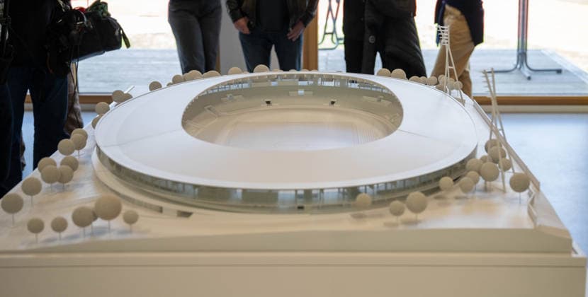 Fußball Saison 2026 2027, Presserundgang im Friedrich-Ludwig-Jahn-Sportpark, der zu einem inklusiven Sportpark ausgebaut wird, im Bild: Model des neuen Stadions, 24.08. 2026, *** Soccer, 2026–2027 Season, press tour at the Friedrich Ludwig Jahn Sportpark, which is being expanded into an inclusive sports complex; pictured: a model of the new stadium, August 24, 2026, Copyright: xMatthiasxKochx