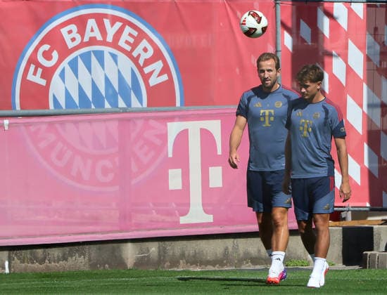 24.08.2026, FC Bayern Training, Fussball Muenchen, im Bild: Harry Kane (FC Bayern Muenchen) und Tom Bischof (FC Bayern Muenchen) *** August 24, 2026, FC Bayern Training, Soccer, Munich; pictured: Harry Kane of FC Bayern Munich and Tom Bischof of FC Bayern Munich