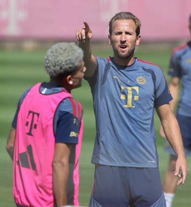 24.08.2026, FC Bayern Training, Fussball Muenchen, im Bild: Luis Diaz (FC Bayern Muenchen) und Harry Kane (FC Bayern Muenchen) *** August 24, 2026, FC Bayern Training, Soccer, Munich; pictured: Luis Diaz of FC Bayern Munich and Harry Kane of FC Bayern Munich
