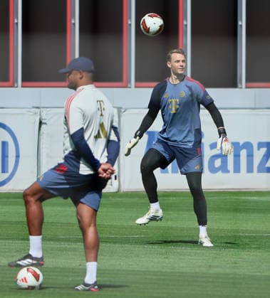 24.08.2026, FC Bayern Training, Fussball Muenchen, im Bild: Vincent Kompany (FC Bayern Muenchen) und Manuel Neuer (FC Bayern Muenchen) *** August 24, 2026, FC Bayern Training, Soccer, Munich; pictured: Vincent Kompany of FC Bayern Munich and Manuel Neuer of FC Bayern Munich