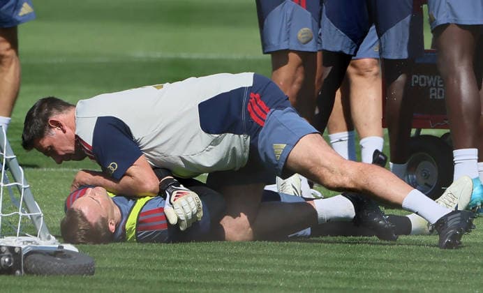 24.08.2026, FC Bayern Training, Fussball Muenchen, im Bild: Manuel Neuer (FC Bayern Muenchen) von Physio behandelt *** August 24, 2026, FC Bayern Training, Soccer, Munich; Pictured: Manuel Neuer of FC Bayern Munich being treated by a physical therapist