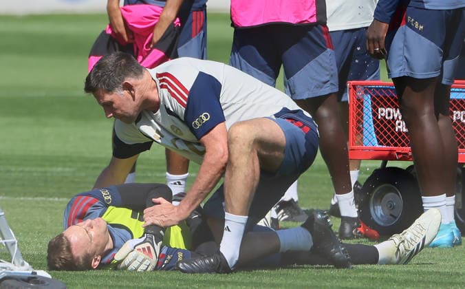 24.08.2026, FC Bayern Training, Fussball Muenchen, im Bild: Manuel Neuer (FC Bayern Muenchen) von Physio behandelt *** August 24, 2026, FC Bayern Training, Soccer, Munich; Pictured: Manuel Neuer of FC Bayern Munich being treated by a physical therapist
