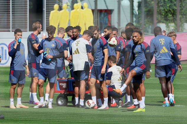 24.08.2026, FC Bayern Training, Fussball Muenchen, im Bild: FC Bayern Team bei Trinkpause *** August 24, 2026, FC Bayern Practice, Soccer, Munich; pictured: the FC Bayern team during a water break