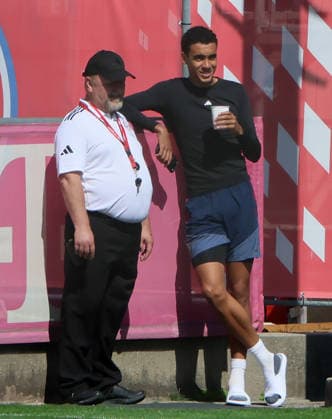 24.08.2026, FC Bayern Training, Fussball Muenchen, im Bild: Jamal Musiala (FC Bayern Muenchen) schaut kurz zu *** August 24, 2026, FC Bayern Training, Soccer, Munich; pictured: Jamal Musiala. FC Bayern Munich takes a quick look.