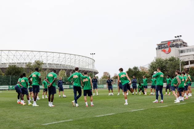 SOCCER - UEFA ECL, Rapid vs Hearts VIENNA,AUSTRIA,25.AUG.26 - SOCCER - UEFA Conference League, play-off, SK Rapid Wien vs Heart of Midlothian FC, preview, training Rapid. Image shows head coach Johannes Hoff Thorup (Rapid) and the team of Rapid.  GEPAxpictures xArminxRauthner