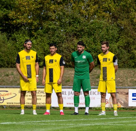 23.08.2026, Fussball Bezirksliga Schwaben Süd 2026 27, 6.Spieltag, FC Bad Wörishofen - FC Thalhofen, im Stadion Bad Wörishofen. Aufstellung beider Mansschaften vor dem Spiel zum Gruß an die Zuschauer. v.li: Robin Volland, Kevin Volland (Thalhofen), Patrick Reichhart (Torwart Thalhofen), Nico Beutel (Thalhofen) *** August 23, 2026, Soccer: Swabia South District League 2026–27, Matchday 6, FC Bad Wörishofen vs. FC Thalhofen, at Bad Wörishofen Stadium. Lineups for both teams before the game to greet the spectators: from left, Robin Volland, Kevin Volland (Thalhofen), Patrick Reichhart (goalkeeper, Thalhofen), Nico Beutel (Thalhofen)