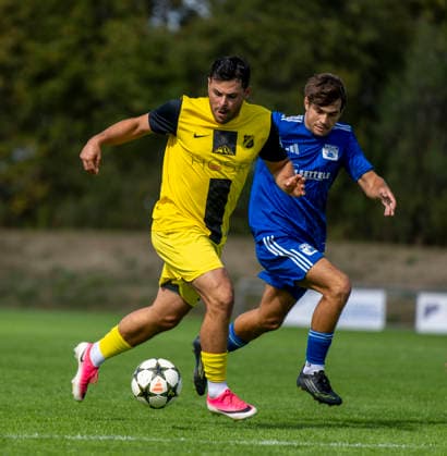 23.08.2026, Fussball Bezirksliga Schwaben Süd 2026 27, 6.Spieltag, FC Bad Wörishofen - FC Thalhofen, im Stadion Bad Wörishofen. Kevin Volland (li, Thalhofen) im Zweikampf *** August 23, 2026, Swabian South District League 2026–27, Matchday 6, FC Bad Wörishofen vs. FC Thalhofen, at Bad Wörishofen Stadium; Kevin Volland (left), Thalhofen in a tackle