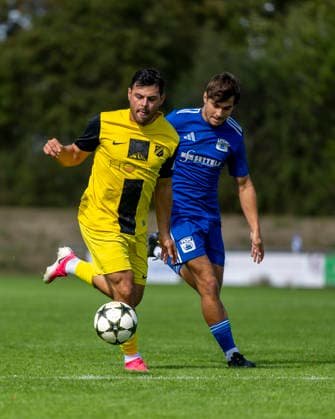 23.08.2026, Fussball Bezirksliga Schwaben Süd 2026 27, 6.Spieltag, FC Bad Wörishofen - FC Thalhofen, im Stadion Bad Wörishofen. Kevin Volland (li, Thalhofen) im Zweikampf *** August 23, 2026, Swabian South District League 2026–27, Matchday 6, FC Bad Wörishofen vs. FC Thalhofen, at Bad Wörishofen Stadium; Kevin Volland (left), Thalhofen in a tackle