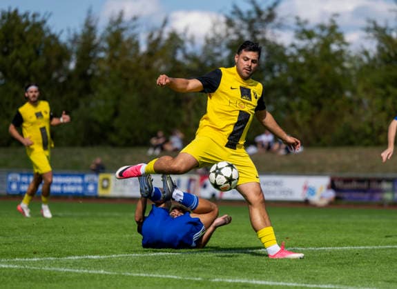 23.08.2026, Fussball Bezirksliga Schwaben Süd 2026 27, 6.Spieltag, FC Bad Wörishofen - FC Thalhofen, im Stadion Bad Wörishofen. Kevin Volland (Thalhofen) im Zweikampf *** August 23, 2026, 2026-27 Swabian South District League Soccer, Matchday 6, FC Bad Wörishofen vs. FC Thalhofen, at Bad Wörishofen Stadium; Kevin Volland of Thalhofen in a tackle