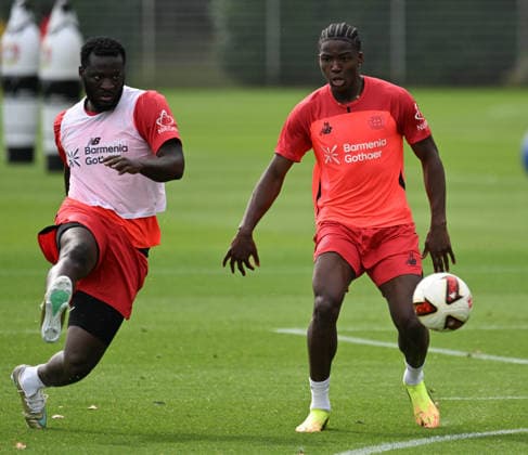 25.08.2026, xophax, Fussball 1.Bundesliga, Bayer 04 Leverkusen , Training , Saison 2026 2027. Victor Boniface ( Bayer 04 ) , links und Axel Tape , rechts ( Bayer 04 ) Leverkusen *** August 25, 2026, xophax, Soccer, Bundesliga 1, Bayer 04 Leverkusen, Practice, 2026–2027 Season: Victor Boniface (Bayer 04) on the left and Axel Tape (Bayer 04 Leverkusen) on the right