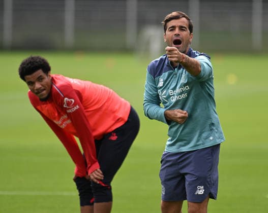25.08.2026, xophax, Fussball 1.Bundesliga, Bayer 04 Leverkusen , Training , Saison 2026 2027. Trainer Carles Martinez ( Bayer 04 ) , rechts und Malik Tillmann , links ( Bayer 04 ) Leverkusen *** August 25, 2026, xophax, Soccer, Bundesliga 1, Bayer 04 Leverkusen, Practice, 2026–2027 Season, Coach Carles Martinez (Bayer 04, right) and Malik Tillmann (Bayer 04 Leverkusen, left)
