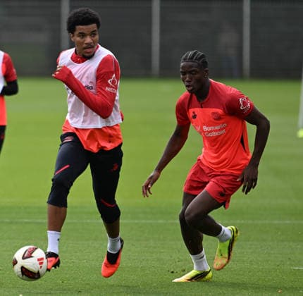 25.08.2026, xophax, Fussball 1.Bundesliga, Bayer 04 Leverkusen , Training , Saison 2026 2027. Malik Tillmann , links ( Bayer 04 ) und Axel Tape , rechts ( Bayer 04 ) Leverkusen *** August 25, 2026, xophax, Soccer, Bundesliga 1, Bayer 04 Leverkusen, Training, 2026–2027 Season, Malik Tillmann (left, Bayer 04) and Axel Tape (right, Bayer 04 Leverkusen)