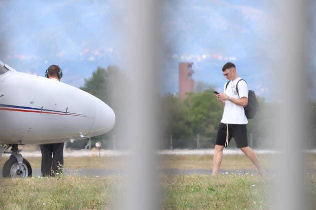 EXCLUSIVE Dominik Livakovic departs for Barcelona EXCLUSIVE Croatian goalkeeper Dominik Livakovic is seen at Zagreb Airport on August 25, 2026. as he departs for Barcelona to complete the final stages of his move to the club.  SanjinxStrukic PIXSELL