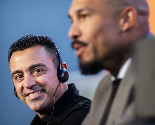 ZEIST - Spaniard Xavi Hernandez looks at Nigel de Jong, Director of Top Football at the KNVB, during his presentation as head coach of the Dutch national team, Nationalteam KOEN VAN WEEL ANP xVIxANPxSportx xxANPxIVx 566251381 originalFilename: 566251381.jpg
