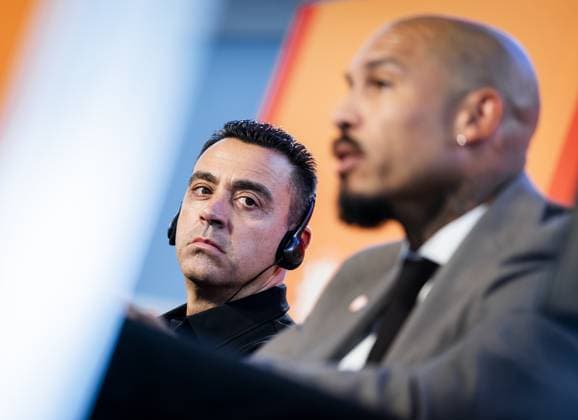 ZEIST - Spaniard Xavi Hernandez looks at Nigel de Jong, Director of Top Football at the KNVB, during his presentation as head coach of the Dutch national team, Nationalteam KOEN VAN WEEL ANP xVIxANPxSportx xxANPxIVx 566251550 originalFilename: 566251550.jpg