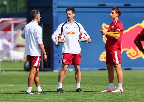 RB Leipzig - Training Bundesliga Leipzig, 25.08.2026, Trainingszentrum Cottaweg, Fußball Bundesliga , RB LEIPZIG - Training, Saisonvorbereitung zur Saison 2026 27 , Im Bild v.l.: Trainer Martin Demichelis, RB Leipzig, Co-Trainer Thomas Stefan Buck (RB Leipzig) und Willi Orban (4, RB Leipzig) , *** RB Leipzig Training, Bundesliga, Leipzig, August 25, 2026, Cottaweg Training Center, Soccer Bundesliga, RB LEIPZIG Training, Preseason for the 2026–27 Season, Pictured, from left: Head Coach Martin Demichelis, RB Leipzig; Assistant Coach Thomas Stefan Buck, RB Leipzig; and Willi Orban 4, RB Leipzig, Picture Point