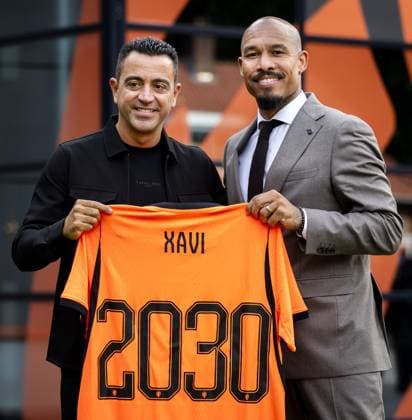 ZEIST - Spaniard Xavi Hernandez and Nigel de Jong, Director of Top Football at the KNVB, during the presentation of Hernandez as head coach of the Dutch national team, Nationalteam KOEN VAN WEEL ANP xVIxANPxSportx xxANPxIVx 566254234 originalFilename: 566254234.jpg