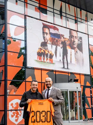 ZEIST (left to right) Xavi Hernandez, manager of the Netherlands national team, Nationalteam and KNVB director Nigel de Jong during the press conference, PK, Pressekonferenz with Xavi Hernandez at the KNVB Campus on 25 August 2026 in Zeist, the Netherlands. (Photo by DeFodi Images) - *** ZEIST (from left to right): Xavi Hernandez, manager of the Netherlands national team, and KNVB director Nigel de Jong during the press conference with Xavi Hernandez at the KNVB Campus on August 25, 2026, in Zeist, the Netherlands. Photo by DeFodi Images