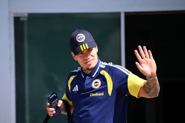 Fenerbahce arrives in Lyon LYON, FRANCE - AUGUST 25: Fenerbahce player Ederson arrives in Lyon with the team ahead of their UEFA Champions League play-off second-leg match against French side Olympique Lyon on August 26, 2026, in Lyon, France. Arif Hudaverdi Yaman Anadolu Lyon France. Editorial use only. Please get in touch for any other usage.  Copyright: x2026xAnadoluxArifxHudaverdixYamanx