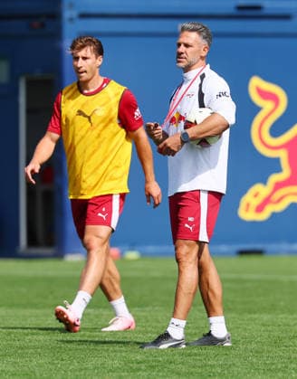 RB Leipzig - Training Bundesliga Leipzig, 25.08.2026, Trainingszentrum Cottaweg, Fußball Bundesliga , RB LEIPZIG - Training, Saisonvorbereitung zur Saison 2026 27 , Im Bild v.l.: Willi Orban und Trainer Martin Demichelis, RB Leipzig , *** RB Leipzig Training, Bundesliga, Leipzig, August 25, 2026, Cottaweg Training Center, Soccer, Bundesliga, RB LEIPZIG Training, Preseason for the 2026–27 Season, Pictured from left: Willi Orban and Coach Martin Demichelis, RB Leipzig, Picture Point