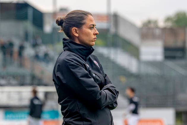 Burghausen, Deutschland 25. August 2026: Toto-Pokal - Bayerischer Landespokal - 2026 2027 - Achtelfinale - SV Wacker Burghausen gegen FC Ingolstadt 04 Im Bild: Trainerin Sabrina Wittmann (FCI) flatbuy-Stadion Bayern *** Burghausen, Germany, August 25, 2026; Toto Cup (Bavarian State Cup) 2026–2027, Round of 16: SV Wacker Burghausen vs. FC Ingolstadt 04. Pictured: FCI coach Sabrina Wittmann at the Flatbuy Stadium in Bavaria. Copyright: xFotostandx xSchäferx