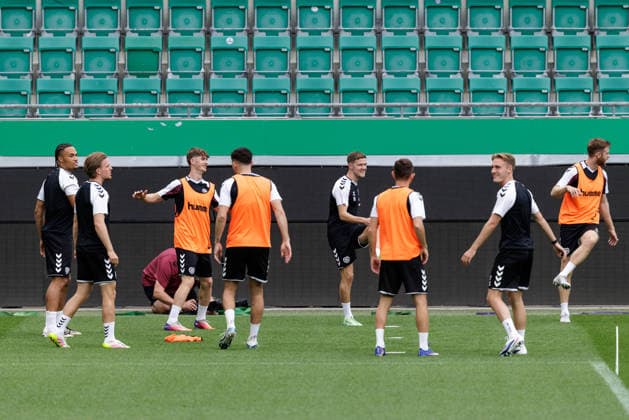 SOCCER - UEFA ECL, Rapid vs Hearts VIENNA,AUSTRIA,25.AUG.26 - SOCCER - UEFA Conference League, play-off, SK Rapid Wien vs Heart of Midlothian FC, preview, training Hearts. Image shows the team of Hearts.  GEPAxpictures xArminxRauthner
