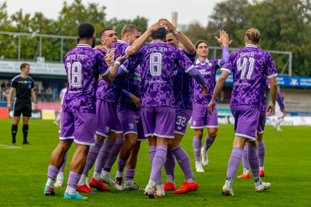 Burghausen, Deutschland 25. August 2026: Toto-Pokal - Bayerischer Landespokal - 2026 2027 - Achtelfinale - SV Wacker Burghausen gegen FC Ingolstadt 04 Im Bild: in der Traube Torschütze Frederik Carlsen (FCI) jubelt nach seinem Tor zum 0:1 mit seinen Mannschaftskollegen, flatbuy-Stadion Bayern *** Burghausen, Germany, August 25, 2026—Toto Cup (Bavarian State Cup) 2026–2027, Round of 16: SV Wacker Burghausen vs. FC Ingolstadt 04. Pictured in the crowd, goal scorer Frederik Carlsen of FCI celebrates with his teammates; Flatbuy Stadium, Bavaria Copyright: xFotostandx xSchäferx