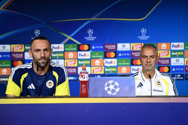 Ahead of Fenerbahce v Olympique Lyon - UEFA Champions League LYON, FRANCE - AUGUST 25: Fenerbahce head coach Ismail Kartal (R) and Fenerbahce player Vedat Muric (L) speak during a press conference, PK, Pressekonferenz at Groupama Stadium ahead of the UEFA Champions League play-off second-leg match against French side Olympique Lyon on August 26, 2026, in Lyon, France. Arif Hudaverdi Yaman Anadolu Lyon France. Editorial use only. Please get in touch for any other usage.  Copyright: x2026xAnadoluxArifxHudaverdixYamanx