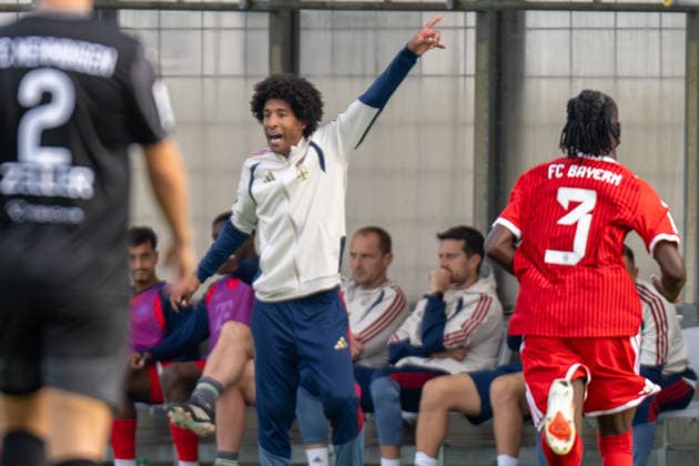 Cheftrainer Dante Bonfim Costa Santos (FC Bayern Muenchen Amatuere) gibt Anweisungen, FC Bayern II vs. FC Memmingen, Fussball, Regionalliga Bayern, 5. Spieltag, 25.08.2026 DFB regulations prohibit any use of photographs as image sequences and or quasi-video Muenchen Bayern Deutschland *** Head Coach Dante Bonfim Costa Santos of FC Bayern Munich Amateurs gives instructions, FC Bayern II vs. FC Memmingen, Soccer, Bavarian Regional League, Matchday 5, August 25, 2026. DFB regulations prohibit any use of photographs as image sequences and or quasi-video. Munich, Bavaria, Germany Copyright: xkolbert-press UlrichxGamelx