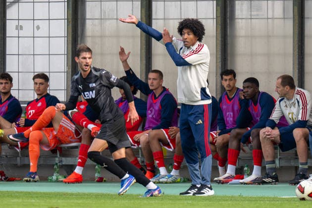 Cheftrainer Dante Bonfim Costa Santos (FC Bayern Muenchen Amatuere) zeigt Hand an, FC Bayern II vs. FC Memmingen, Fussball, Regionalliga Bayern, 5. Spieltag, 25.08.2026 DFB regulations prohibit any use of photographs as image sequences and or quasi-video Muenchen Bayern Deutschland *** Head Coach Dante Bonfim Costa Santos of FC Bayern Munich Amateurs raises his hand, FC Bayern II vs. FC Memmingen, soccer, Bavarian Regional League, Matchday 5, August 25, 2026. DFB regulations prohibit any use of photographs as image sequences and or quasi-video. Munich, Bavaria, Germany Copyright: xkolbert-press UlrichxGamelx