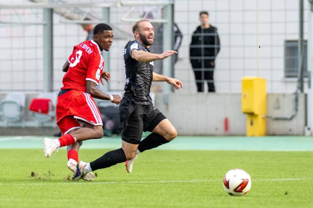 Allen Lambe 8 (FC Bayern Muenchen Amatuere) im Zweikampf mit der Kim Paschek 18 (FC Memmingen), FC Bayern II vs. FC Memmingen, Fussball, Regionalliga Bayern, 5. Spieltag, 25.08.2026 DFB regulations prohibit any use of photographs as image sequences and or quasi-video Muenchen Bayern Deutschland *** Allen Lambe, 8, FC Bayern Munich Amateurs, in a tackle with Kim Paschek, 18, FC Memmingen, FC Bayern II vs. FC Memmingen, Soccer, Bavarian Regional League, Matchday 5, August 25, 2026. DFB regulations prohibit any use of photographs as image sequences and or quasi-video. Munich, Bavaria, Germany Copyright: xkolbert-press UlrichxGamelx