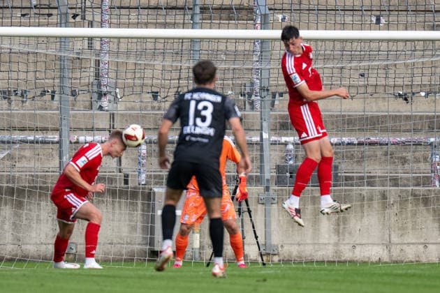 Torszene vor den Tor des FC Bayern, FC Bayern II vs. FC Memmingen, Fussball, Regionalliga Bayern, 5. Spieltag, 25.08.2026 DFB regulations prohibit any use of photographs as image sequences and or quasi-video Muenchen Bayern Deutschland *** Goal-line action in front of the FC Bayern goal, FC Bayern II vs. FC Memmingen, soccer, Bavarian Regional League, Matchday 5, August 25, 2026. DFB regulations prohibit any use of photographs as image sequences and or quasi-video. Munich, Bavaria, Germany Copyright: xkolbert-press UlrichxGamelx