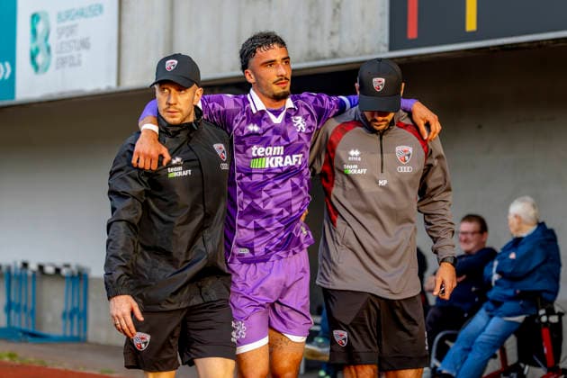 Burghausen, Deutschland 25. August 2026: Toto-Pokal - Bayerischer Landespokal - 2026 2027 - Achtelfinale - SV Wacker Burghausen gegen FC Ingolstadt 04 Im Bild: 2. v.li. Davide-Danilo Sekulovic (FCI) wird verletzt vom Platz begleitet flatbuy-Stadion Bayern *** Burghausen, Germany, August 25, 2026; Toto Cup (Bavarian State Cup) 2026–2027, Round of 16: SV Wacker Burghausen vs. FC Ingolstadt 04. Pictured, second from left: Davide Danilo Sekulovic of FCI is escorted off the field after sustaining an injury; Flatbuy Stadium, Bavaria Copyright: xFotostandx xSchäferx