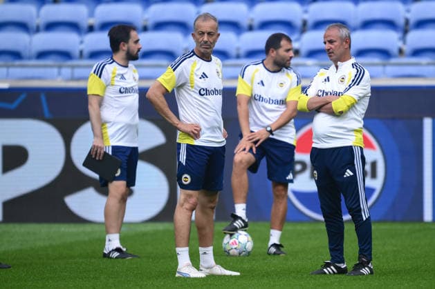 Ahead of Fenerbahce v Olympique Lyon - UEFA Champions League LYON, FRANCE - AUGUST 25: Fenerbahce head coach Ismail Kartal (R) leads a training session at Groupama Stadium ahead of the UEFA Champions League play-off second-leg match against French side Olympique Lyon on August 26, 2026, in Lyon, France. Arif Hudaverdi Yaman Anadolu Lyon France. Editorial use only. Please get in touch for any other usage.  Copyright: x2026xAnadoluxArifxHudaverdixYamanx