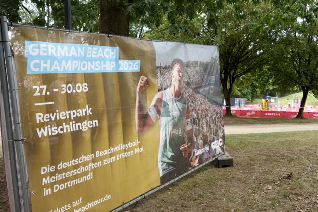 25.08.2026 Dortmund, Ruhrgebiet, NRW, Die Deutschen Beachvolleyball-Meisterschaften finden zum ersten Mal in Dortmund statt. Die Vorbereitungen sind fast abgeschlossen der Center Court bietet Sitzplätze für 6500 Besucher, auf zwei weiteren Plätzen, den Side Courts, werden die Vorrunden ausgespielt. Nach 33 Jahren ist die Veranstaltung vom Timmendorfer Strand ins Ruhrgebiet, in den Revierpark Wischlingen gezogen. Die Meisterschaft läuft vom 27. bis 30. August. *** August 25, 2026, Dortmund, Ruhr Region, North Rhine-Westphalia: The German Beach Volleyball Championships are being held in Dortmund for the first time. Preparations are nearly complete; Center Court offers seating for 6,500 spectators, and the preliminary rounds will be played on two additional courts, the side courts. After 33 years, the event has moved from Timmendorfer Strand to the Ruhr region, specifically to Revierpark Wischlingen. The championship runs from August 27 to 30.