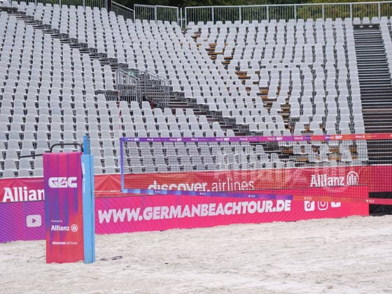 25.08.2026 Dortmund, Ruhrgebiet, NRW, Die Deutschen Beachvolleyball-Meisterschaften finden zum ersten Mal in Dortmund statt. Die Vorbereitungen sind fast abgeschlossen der Center Court bietet Sitzplätze für 6500 Besucher, auf zwei weiteren Plätzen, den Side Courts, werden die Vorrunden ausgespielt. Nach 33 Jahren ist die Veranstaltung vom Timmendorfer Strand ins Ruhrgebiet, in den Revierpark Wischlingen gezogen. *** August 25, 2026, Dortmund, Ruhr Region, North Rhine-Westphalia: The German Beach Volleyball Championships are being held in Dortmund for the first time. Preparations are nearly complete; Center Court offers seating for 6,500 spectators, and the preliminary rounds will be played on two additional courts, the side courts. After 33 years, the event has moved from Timmendorfer Strand to the Ruhr region, to Revierpark Wischlingen.