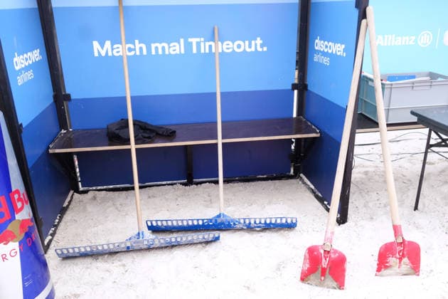 25.08.2026 Dortmund, Ruhrgebiet, NRW, Die Deutschen Beachvolleyball-Meisterschaften finden zum ersten Mal in Dortmund statt. Die Vorbereitungen sind fast abgeschlossen der Center Court bietet Sitzplätze für 6500 Besucher, auf zwei weiteren Plätzen, den Side Courts, werden die Vorrunden ausgespielt. Nach 33 Jahren ist die Veranstaltung vom Timmendorfer Strand ins Ruhrgebiet, in den Revierpark Wischlingen gezogen. Die Meisterschaft läuft vom 27. bis 30. August. Harken und Schaufeln warten auf ihren Eisatz, um den Sand wieder glatt zu ziehen. *** August 25, 2026, Dortmund, Ruhr Region, North Rhine-Westphalia: The German Beach Volleyball Championships are being held in Dortmund for the first time. Preparations are nearly complete; Center Court offers seating for 6,500 spectators, and the preliminary rounds the preliminary rounds will be played. After 33 years, the event has moved from Timmendorfer Strand to the Ruhr region, specifically to Revierpark Wischlingen. The championship runs from August 27 to 30. Rakes and shovels are ready to be put to use to smooth out the sand again.