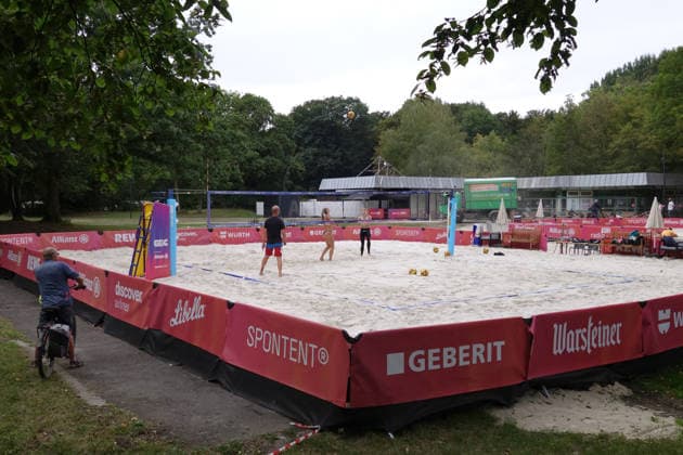 25.08.2026 Dortmund, Ruhrgebiet, NRW, Die Deutschen Beachvolleyball-Meisterschaften finden zum ersten Mal in Dortmund statt. Die Vorbereitungen sind fast abgeschlossen der Center Court bietet Sitzplätze für 6500 Besucher, auf zwei weiteren Plätzen, den Side Courts, werden die Vorrunden ausgespielt. Nach 33 Jahren ist die Veranstaltung vom Timmendorfer Strand ins Ruhrgebiet, in den Revierpark Wischlingen gezogen. Die Meisterschaft läuft vom 27. bis 30. August. Ertse Spiekerinnentrainieren auf einem der Side Courts. *** August 25, 2026, Dortmund, Ruhr Region, North Rhine-Westphalia: The German Beach Volleyball Championships are being held in Dortmund for the first time. Preparations are nearly complete; Center Court offers seating for 6,500 spectators, and the preliminary rounds will be played on two additional courts, the side courts. After 33 years, the event has moved from Timmendorfer Strand to the Ruhr region, specifically to Revierpark Wischlingen. The championship runs from August 27 to 30. The women’s players are practicing on one of the side courts