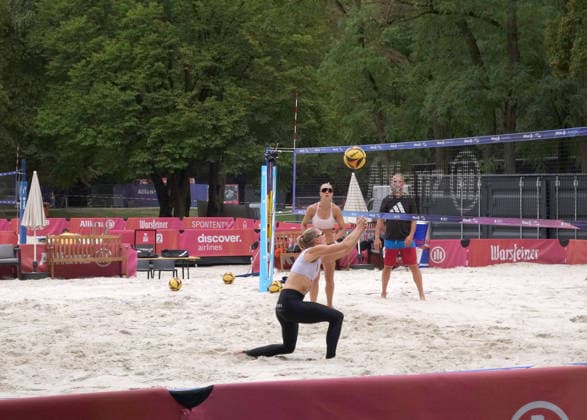 25.08.2026 Dortmund, Ruhrgebiet, NRW, Die Deutschen Beachvolleyball-Meisterschaften finden zum ersten Mal in Dortmund statt. Die Vorbereitungen sind fast abgeschlossen der Center Court bietet Sitzplätze für 6500 Besucher, auf zwei weiteren Plätzen, den Side Courts, werden die Vorrunden ausgespielt. Nach 33 Jahren ist die Veranstaltung vom Timmendorfer Strand ins Ruhrgebiet, in den Revierpark Wischlingen gezogen. Die Meisterschaft läuft vom 27. bis 30. August. Ertse Spiekerinnentrainieren auf einem der Side Courts. *** August 25, 2026, Dortmund, Ruhr Region, North Rhine-Westphalia: The German Beach Volleyball Championships are being held in Dortmund for the first time. Preparations are nearly complete; Center Court offers seating for 6,500 spectators, and the preliminary rounds will be played on two additional courts, the side courts. After 33 years, the event has moved from Timmendorfer Strand to the Ruhr region, specifically to Revierpark Wischlingen. The championship runs from August 27 to 30. The women’s players are practicing on one of the side courts