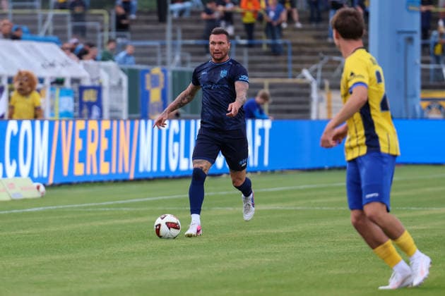 Deutschland: Regionalliga Nordost 2026 2027, 6. Spieltag, 1.FC Lokomotive Leipzig - Chemnitzer FC, Bruno-Plache-Stadion (Leipzig): Jan Löhmannsröben Loehmannsroeben (Chemnitzer FC, 4) am Ball *** Germany Regionalliga Northeast 2026–2027, Matchday 6, 1 FC Lokomotive Leipzig vs. Chemnitzer FC, Bruno Plache Stadium, Leipzig, Jan Löhmannsröben (Loehmannsroeben), Chemnitzer FC, 4 am Ball Copyright: xLucasxWalterx