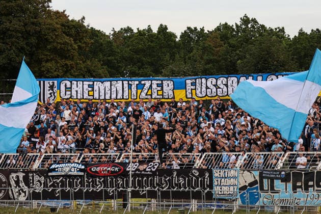 Deutschland: Regionalliga Nordost 2026 2027, 6. Spieltag, 1.FC Lokomotive Leipzig - Chemnitzer FC, Bruno-Plache-Stadion (Leipzig): Fans Chemnitz *** Germany Regional League Northeast 2026–2027, Matchday 6, 1 FC Lokomotive Leipzig vs. Chemnitzer FC, Bruno Plache Stadium, Leipzig; Chemnitz fans Copyright: xLucasxWalterx