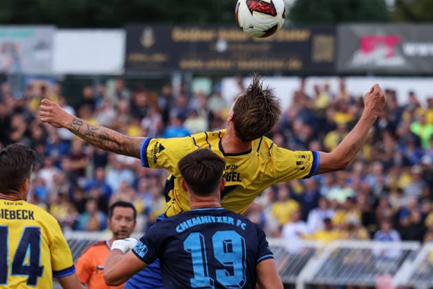 Deutschland: Regionalliga Nordost 2026 2027, 6. Spieltag, 1.FC Lokomotive Leipzig - Chemnitzer FC, Bruno-Plache-Stadion (Leipzig): Julian Kügel (1. FC Lokomotive Leipzig, 7) im Duell mit Jonas Marx (Chemnitzer FC, 19) *** Germany Regionalliga Northeast 2026–2027, Matchday 6, 1 FC Lokomotive Leipzig vs. Chemnitzer FC, Bruno Plache Stadium, Leipzig; Julian Kügel (1 FC Lokomotive Leipzig), No. 7, in a duel with Jonas Marx (Chemnitzer FC), No. 19 Copyright: xLucasxWalterx