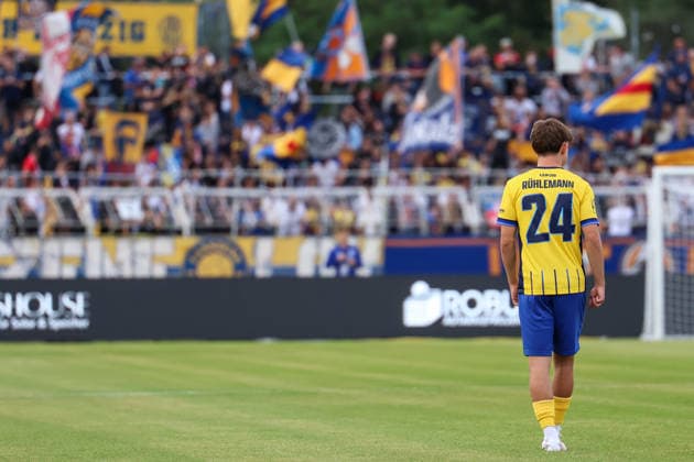 Deutschland: Regionalliga Nordost 2026 2027, 6. Spieltag, 1.FC Lokomotive Leipzig - Chemnitzer FC, Bruno-Plache-Stadion (Leipzig): Arne Rühlemann Ruehlemann (1. FC Lokomotive Leipzig, 24) *** Germany Regional League Northeast 2026–2027, Matchday 6, 1 FC Lokomotive Leipzig vs. Chemnitzer FC, Bruno Plache Stadium, Leipzig, Arne Rühlemann, Ruehlemann, 1 FC Lokomotive Leipzig, 24 Copyright: xLucasxWalterx